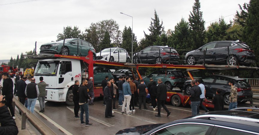 Sıfır araçların yüklü olduğu tır makaslama yaptı