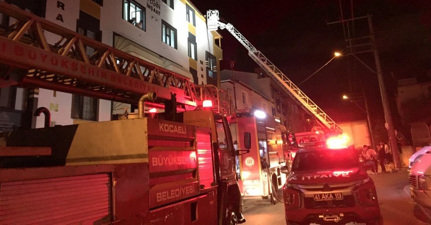 Kocaeli'de çatı yangını
