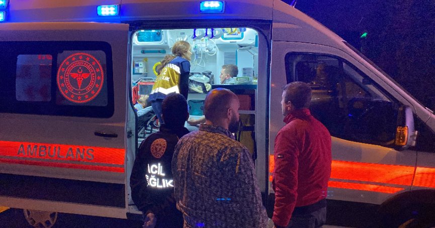 Servis minibüsü ile otomobil çarpıştı: 3 yolcu yaralı