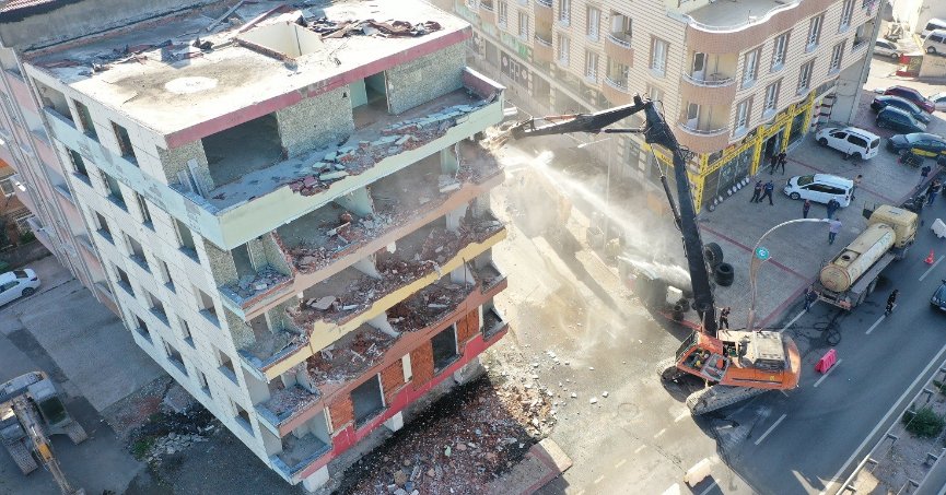 Körfez'de 5 katlı riskli bina yıkıldı