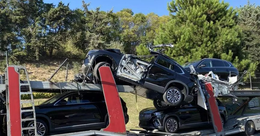 Sıfır TOGG taşıyan tır, üst geçide çarptı!