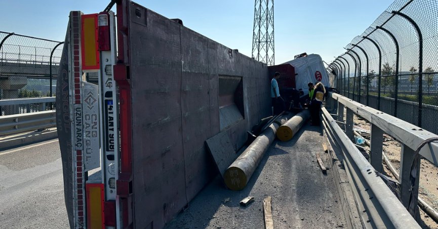 TEM Otoyolu'nda demir yüklü tır devrildi: 1 yaralı