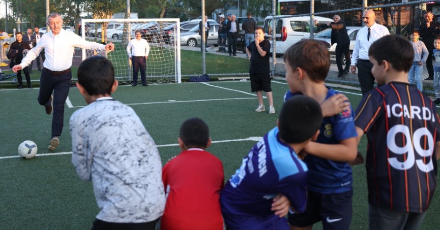 Büyükakın, Çayırova’da çocuklarla futbol oynadı