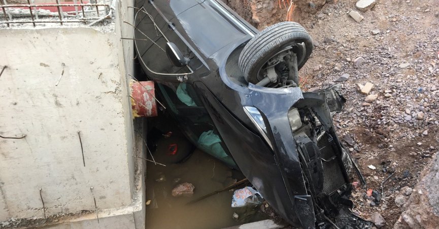 Kaza yapmamak için direksiyonu kırdı, çukura düştü