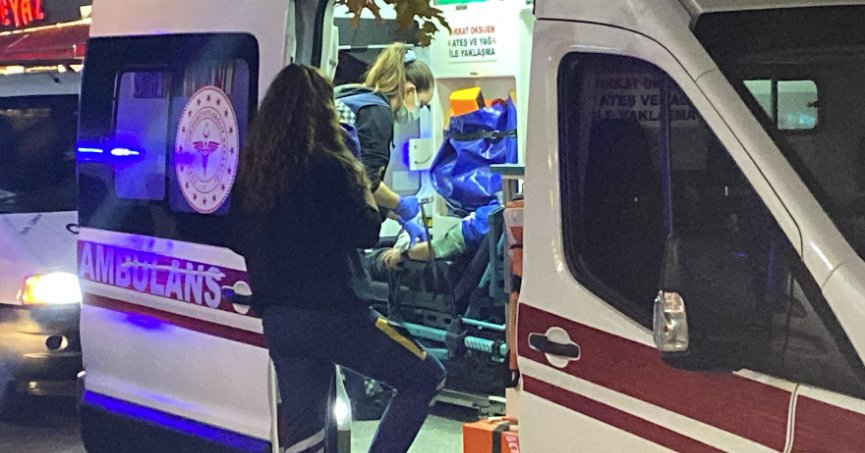 Yolda yürürken bacağından vuruldu