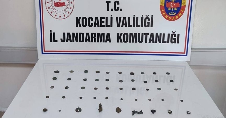 Üstlerinden 49 parça tarihi eser çıktı