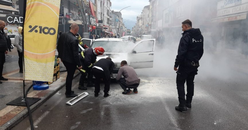 Park halinde otomobil yandı