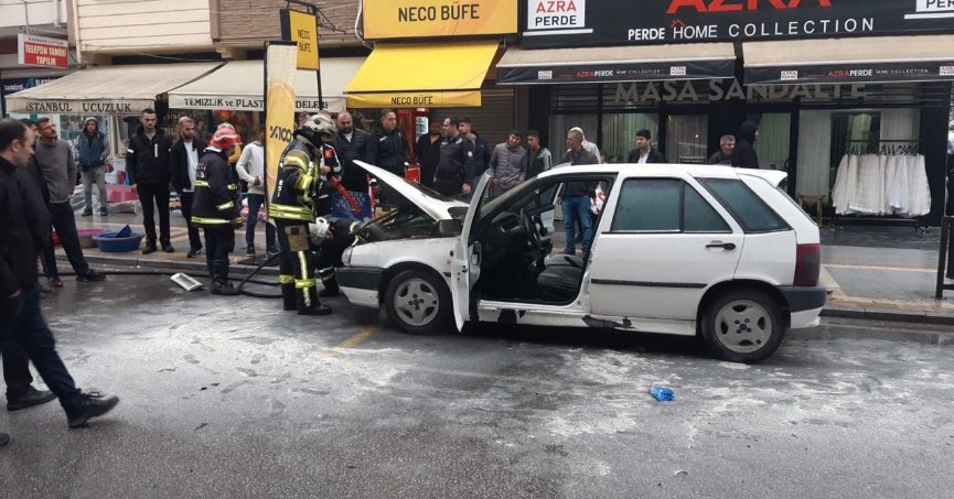 Park halinde otomobil yandı