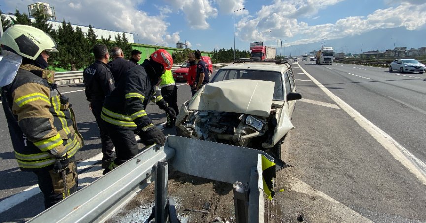 TEM'de otomobil bariyerlere çarptı