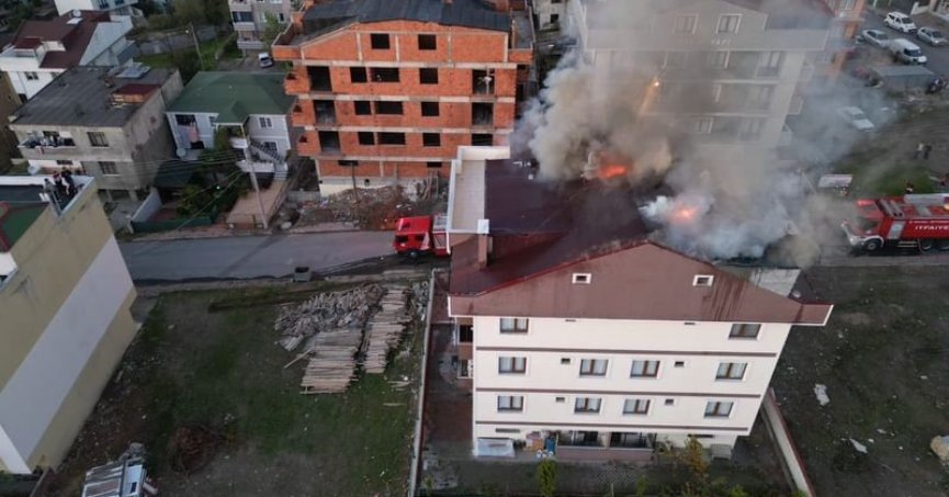 Çatı yangını mahalleliyi sokağa döktü