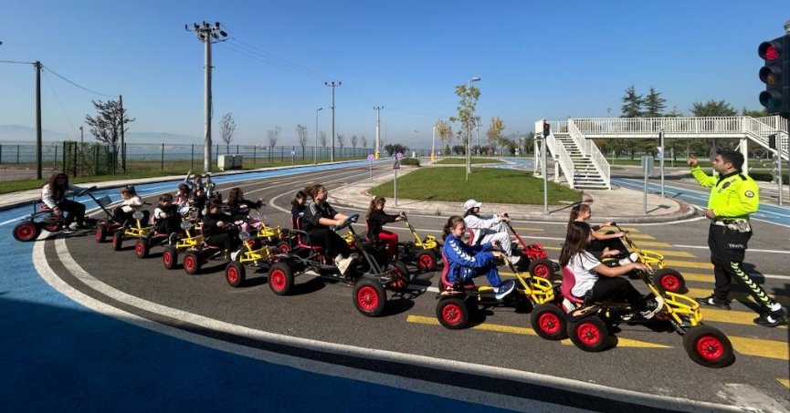 Polisten öğrencilere trafik güvenliği eğitimi