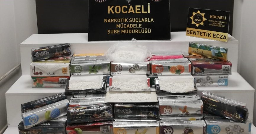 Kocaeli TEM Otoyolunda durdurulan tırda zulalanmış 775 bin uyuşturucu hap ele geçirildi