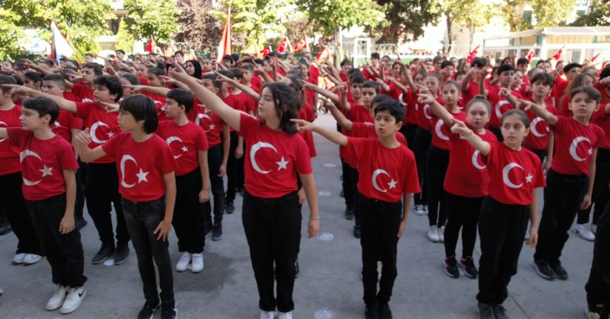 580 öğrenciden 100. yıla özel koreografi