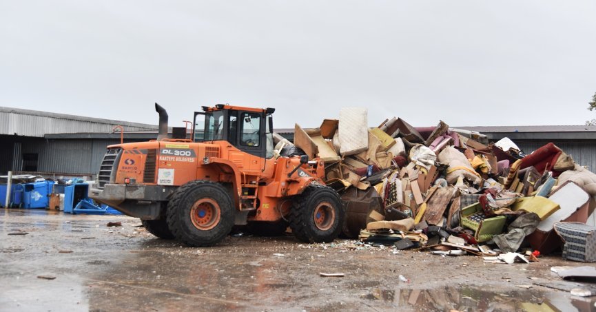 KARTEPE’DE 30 GÜNDE 50 TON İRİ HACİMLİ ATIK TOPLANDI