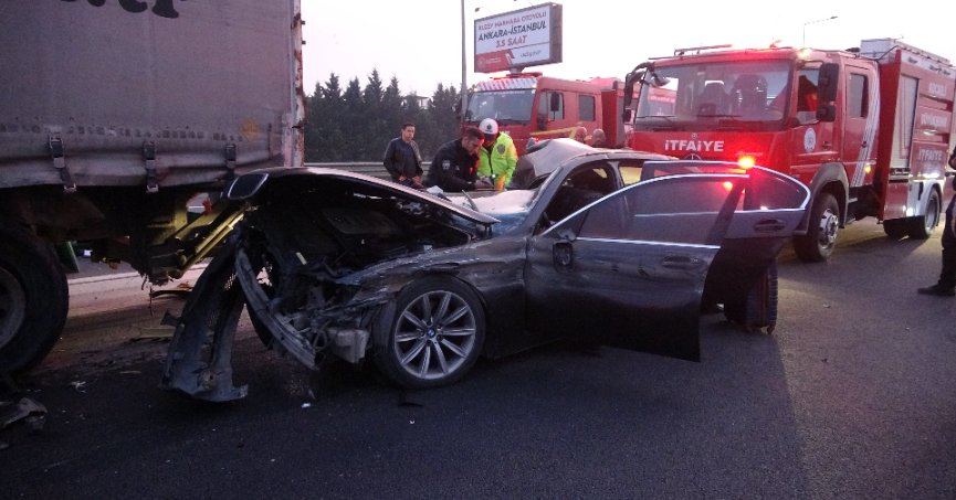 TEM’de kamyona çarpan lüks otomobil kağıt gibi ezildi