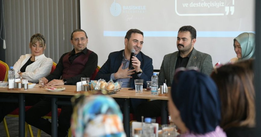 Başkan Özlü İlçenin Kadın Kuaförleriyle Buluştu