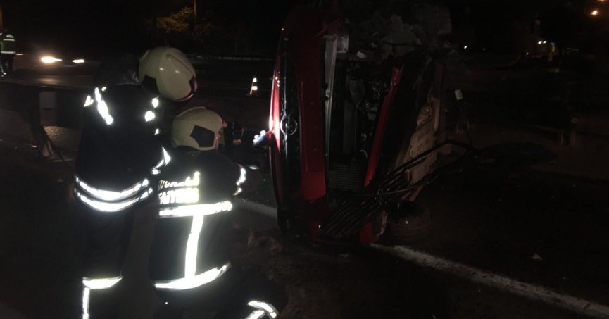 Alkollü sürücünün kullandığı otomobil bariyere çarpıp devrildi