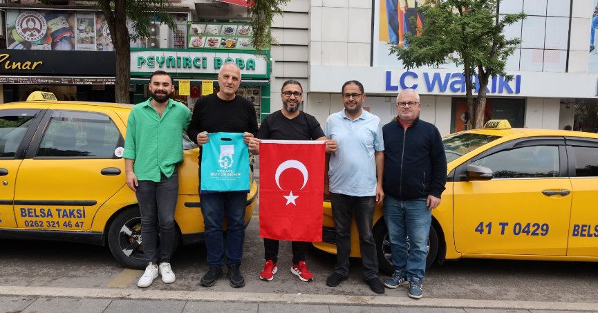 Cumhuriyetin 100. yılında Kocaeli kırmızı beyaz