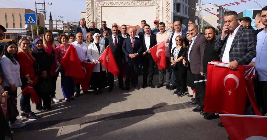 Başkan Bıyık esnafa bayrak dağıttı