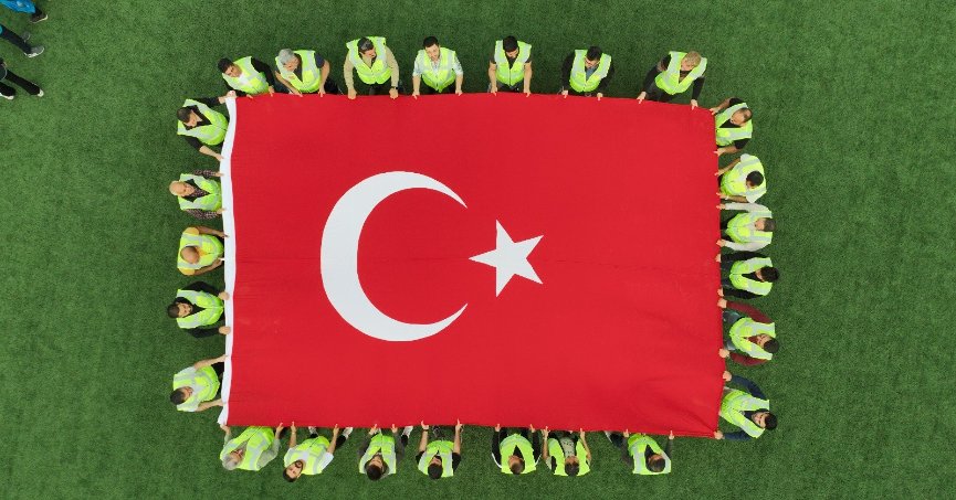 Dilovası'nda 16 bin haneye Tük bayrağı dağıtıldı