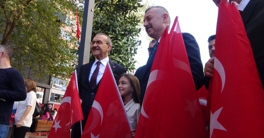 Kocaeli Valisi sokak sokak gezerek vatandaşlara Türk bayrağı dağıttı