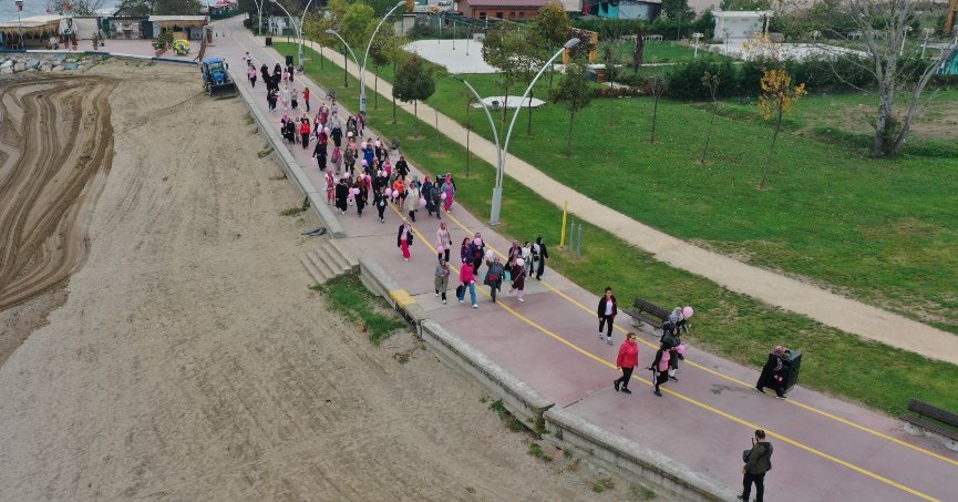 Kadınlardan pembe balonlarla farkındalık yürüyüşü