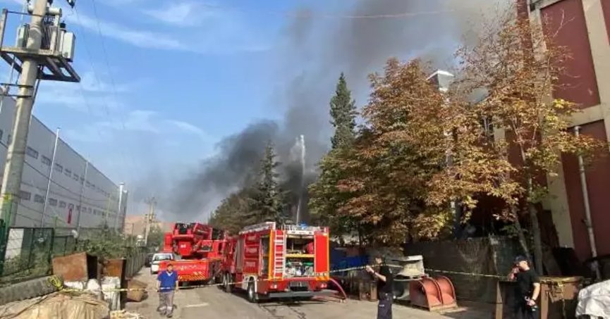 Plastik fabrikasında yangın: 3 kişi yaralandı!