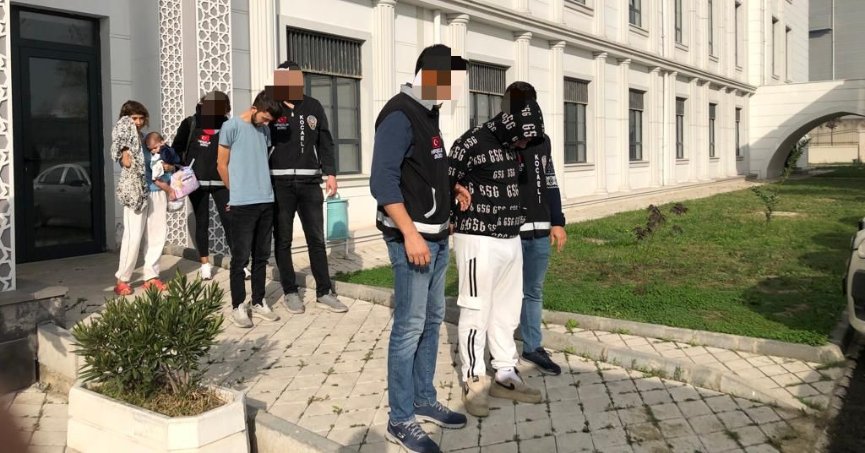 Hırsızlık suçundan yakalandı, kucağında bebekle adliyeye sevk edildi