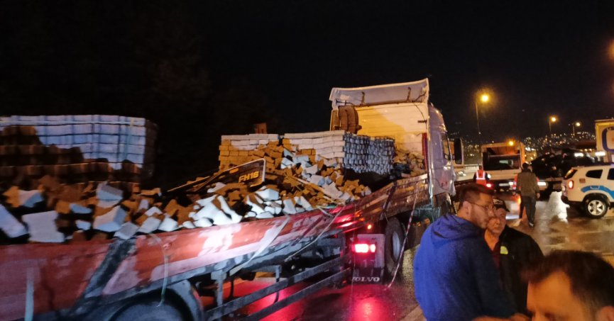 TEM'de 18 araçlık zincirleme kaza: 4 kişi yaralandı, 7 kilometre kuyruk oluştu