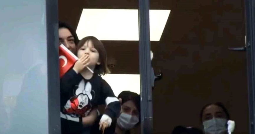 Kanser hastası çocukları yalnız bırakmayan polislerden alkışlanacak hareket