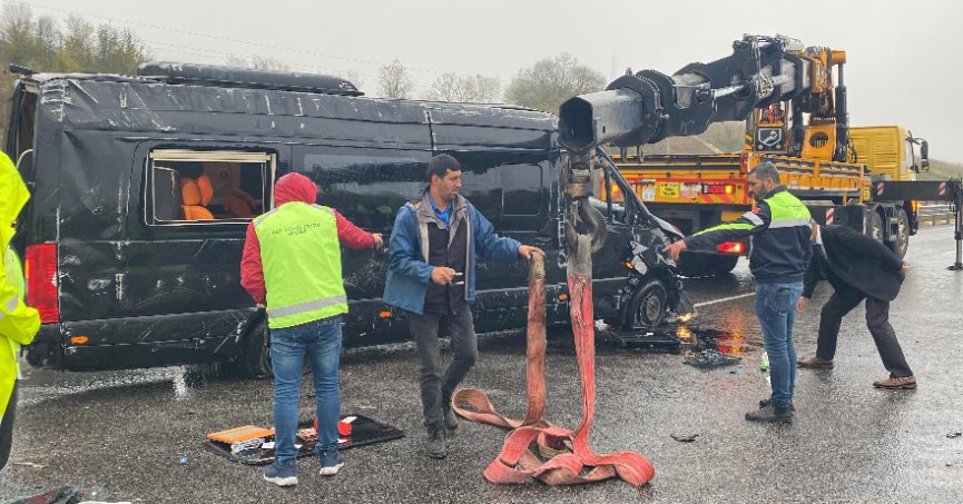 Otomobil ile servis minibüsü çarpıştı: 5 yaralı