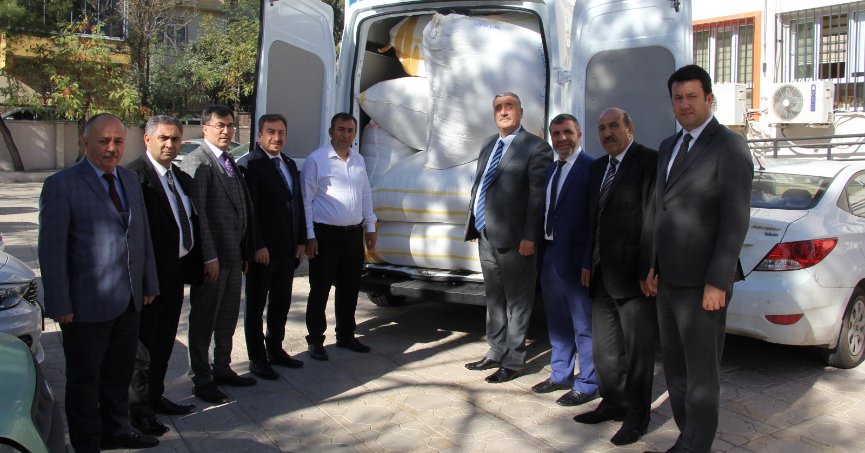 Erzurumlular Vakfı’ndan depremzede çocuklara kışlık mont desteği