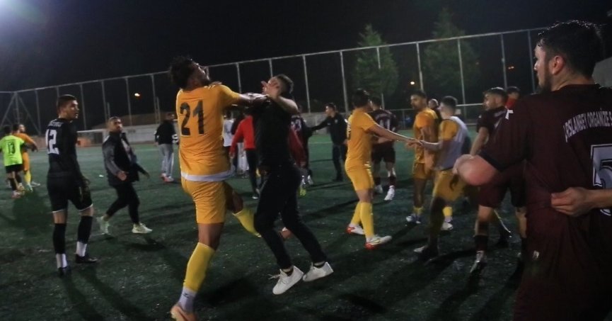 Sahaya atlayan taraftara futbolcu tokadı