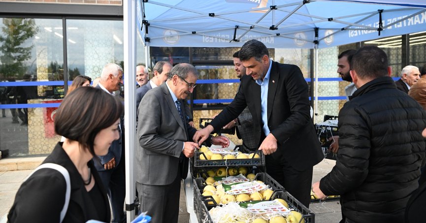 BAŞKAN KOCAMAN MECLİS ÜYELERİNE AYVA DAĞITTI