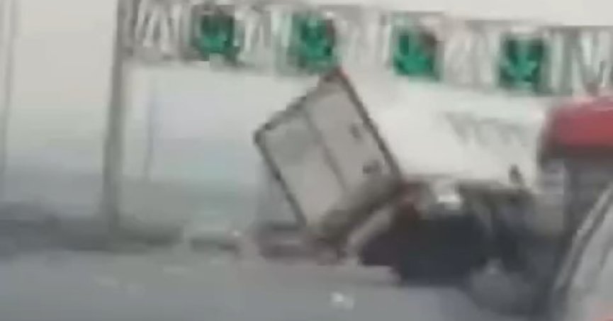 Savrulup kontrolünü kaybetti, Osmangazi Köprüsü girişinde böyle devrildi