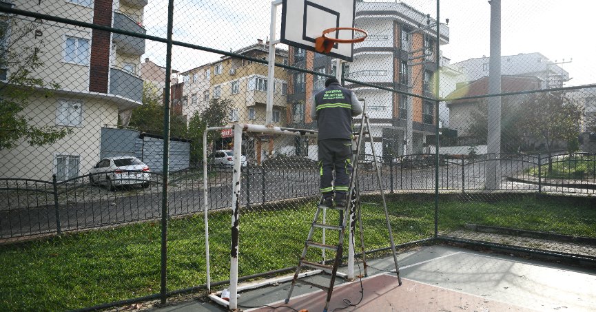Spor sahaları bakımdan geçiyor