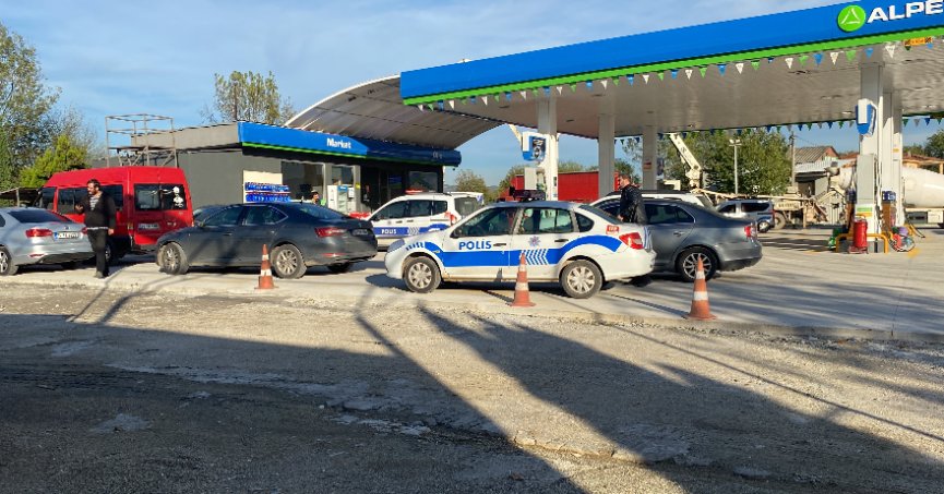 Bacağından vuruldu, kanlar içinde akaryakıt istasyonuna sığındı