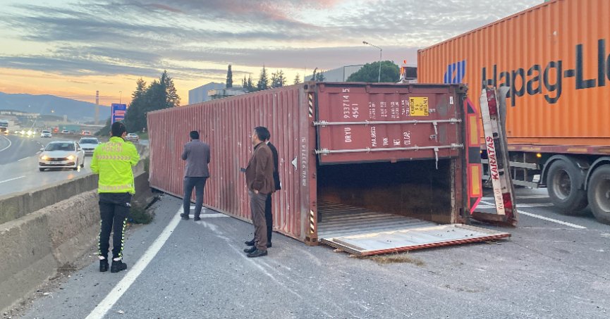 D-100'de seyir halindeki tırın üzerinden konteyner düştü