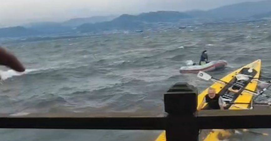 Fırtınalı havada denize açılan kanocular ölümle burun buruna geldi