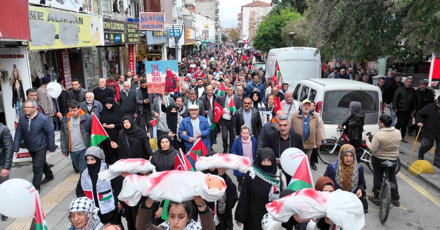 GÖLCÜK’TE BİNLERCE KİŞİ FİLİSTİN İÇİN YÜRÜDÜ