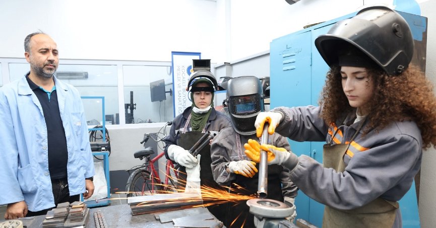 Kızlar erkek öğrencilere meydan okudu