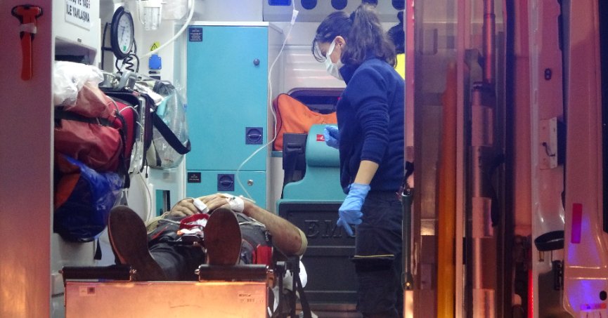 Hafif ticari araç bariyere ok gibi saplandı: 