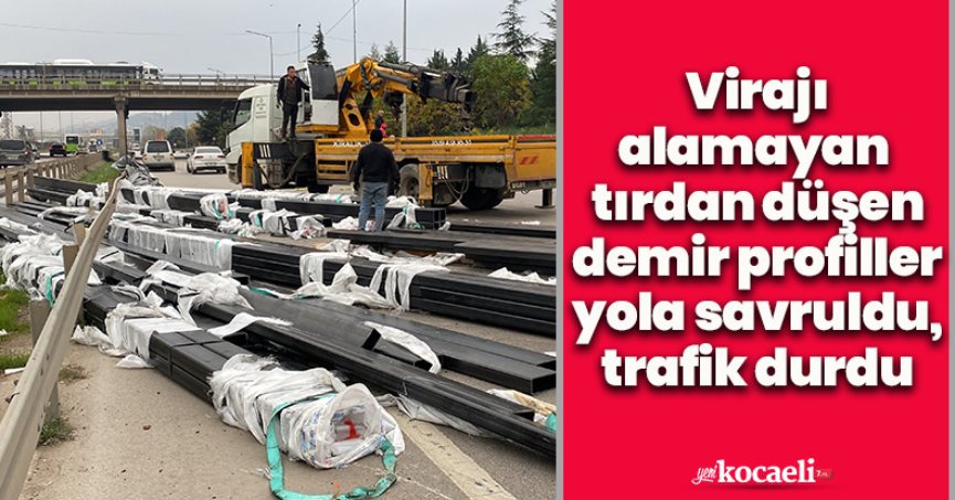 Virajı alamayan tırdan düşen demir profiller yola savruldu, trafik durdu
