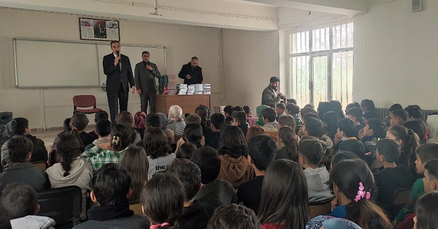 Sağlık çalışanlarından öğrencilere kitap desteği