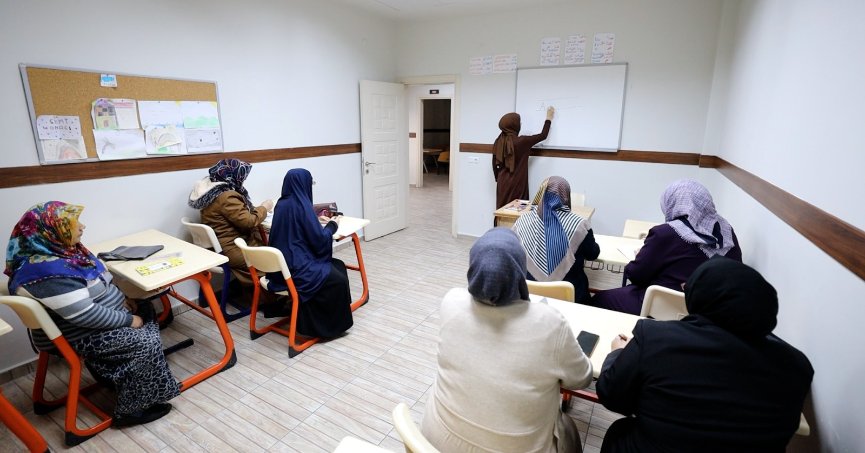 Başiskele Belediyesi’nin Okuma Yazma Kursu Kadınlara Umut Oluyor