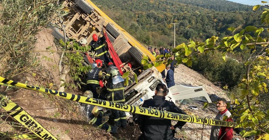 75 metre sürüklenen hafriyat kamyonu yeşillik alana devrildi: 1 ölü, 1 yaralı