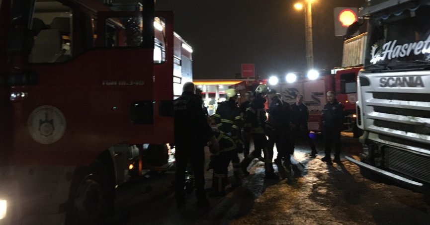 Tır, köfte yiyen müşterilerin arasına daldı: 5 yaralı