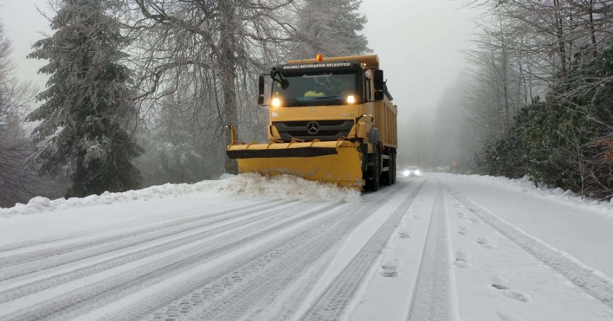 Büyükşehir ekipleri kar nöbetindeydi