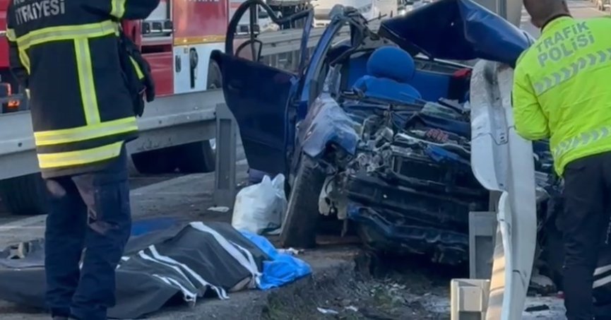 Otomobil bariyerlere ok gibi saplandı: Anne ve oğlu hayatını kaybetti