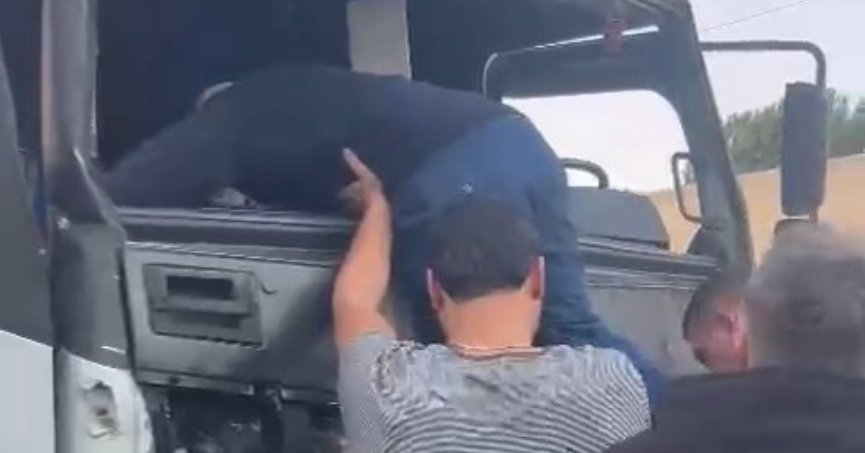 TEM'de tır ile kamyon çarpıştı: Sürücüyü vatandaşlar ön camdan çıkardı